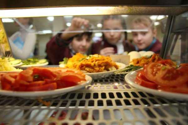 Суррогат и фальсификат: чем кормят детей в школах