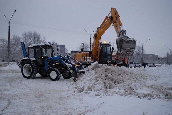 Городецкий призвал бросить на уборку снега максимум техники