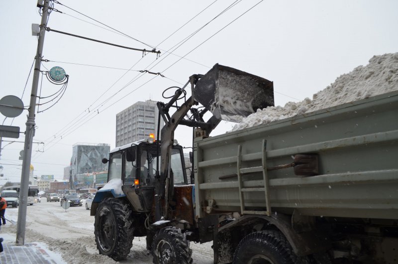 Власти Новосибирска бросают новые силы на борьбу со снегом