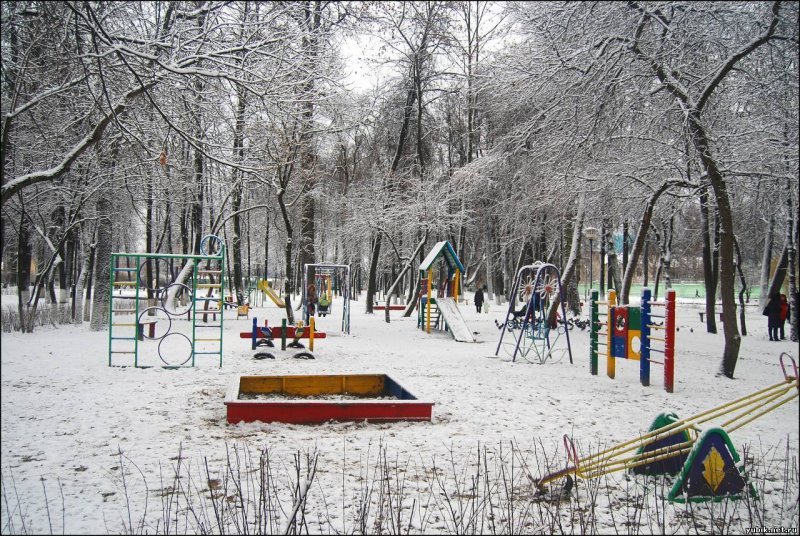 Замерзший труп нашли на детской площадке в Новосибирске