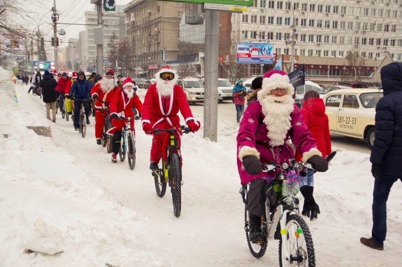 Десятки Дедов Морозов проехали на велосипедах по городу