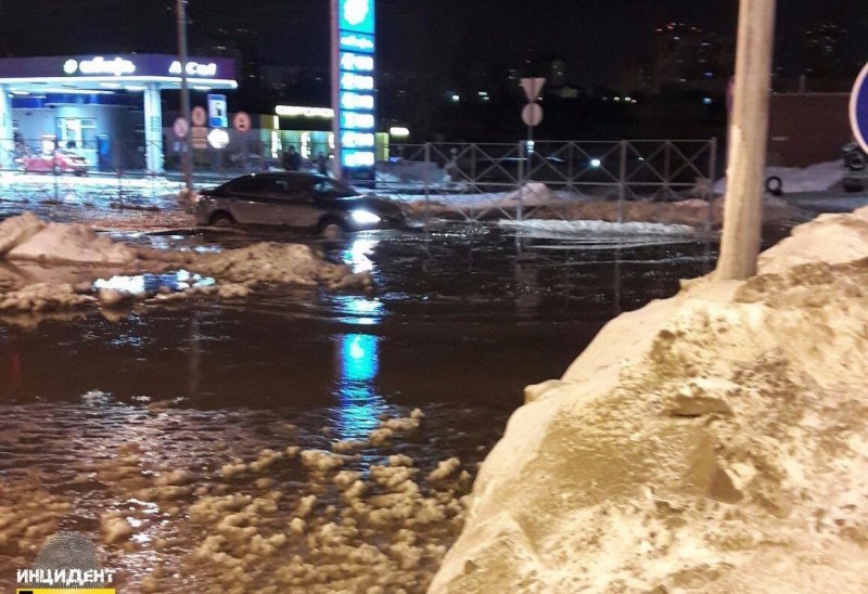 Вода из прорванной трубы затопила дорогу возле «Ауры»