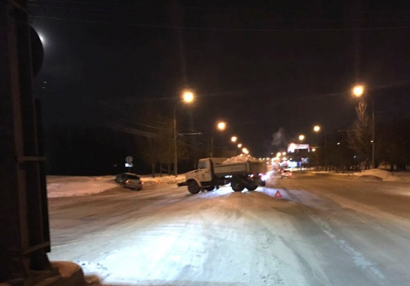Вывозивший снег грузовик отправил «Тойоту» в сугроб