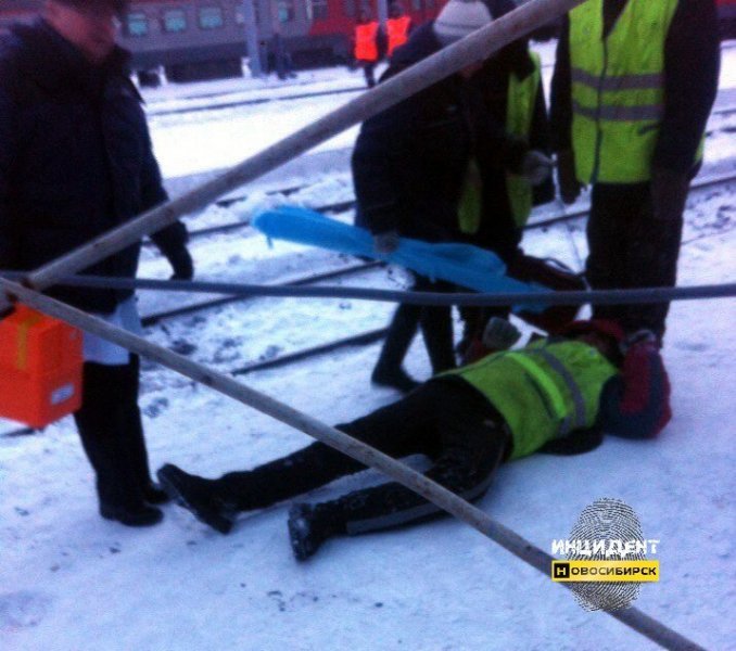 Рабочий упал в яму на вокзале в Новосибирске