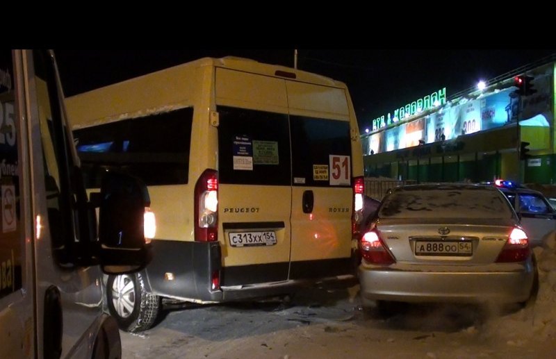 Пассажиры маршрутки пострадали в ДТП в Новосибирске