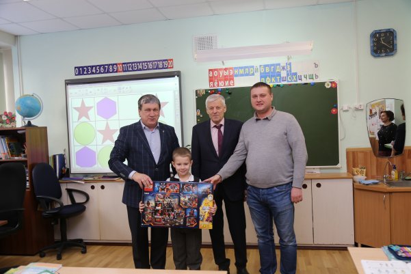 Медведев подарил конструктор новосибирскому школьнику