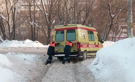 Главврач «скорой помощи» призвала почистить дворы от снега