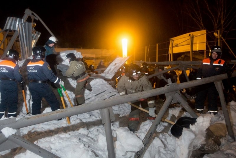Свыше 480 тонн снега давили на рухнувшую крышу конного клуба