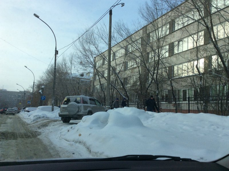 Мэрию попросили убрать снег у новосибирских школ