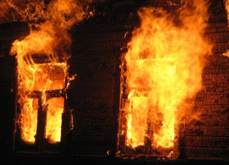 Бойцы Росгвардии вынесли женщину из горящего дома