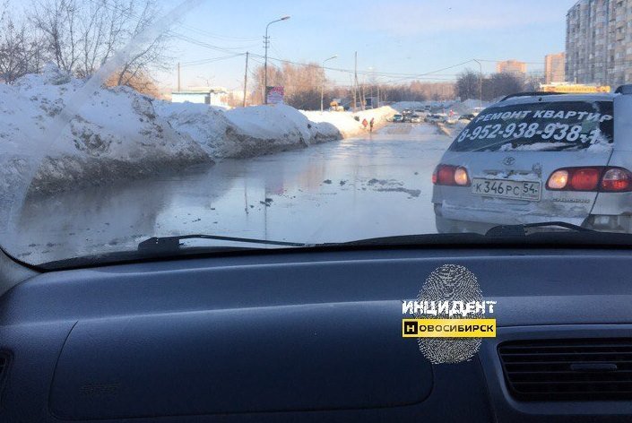 Вода затопила дорогу в Новосибирске