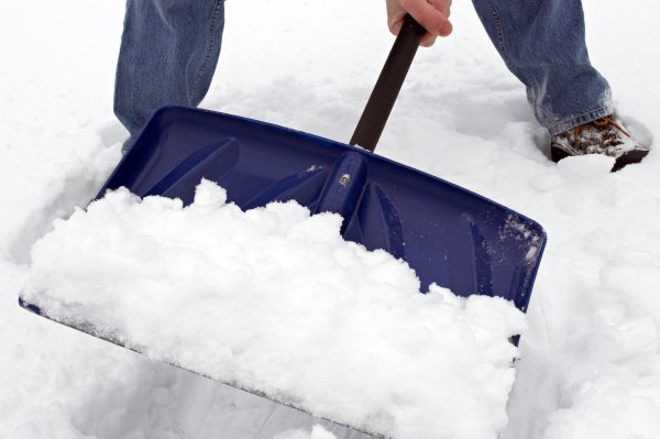 Автомобилиста отправили убирать снег за неуплаченный штраф