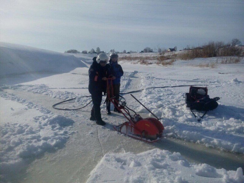 Спасатели начали пилить лед на реках 