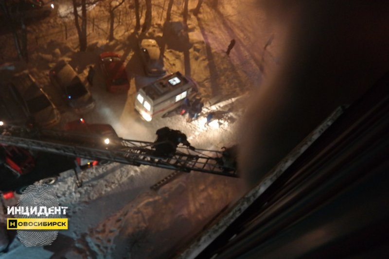 Два человека погибли в загоревшейся высотке в Новосибирске
