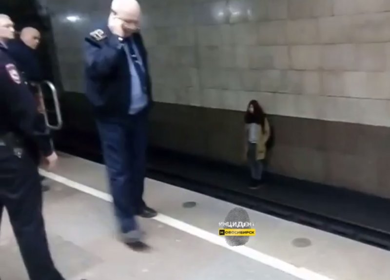 Девушка прыгнула на рельсы метро и ушла в тоннель