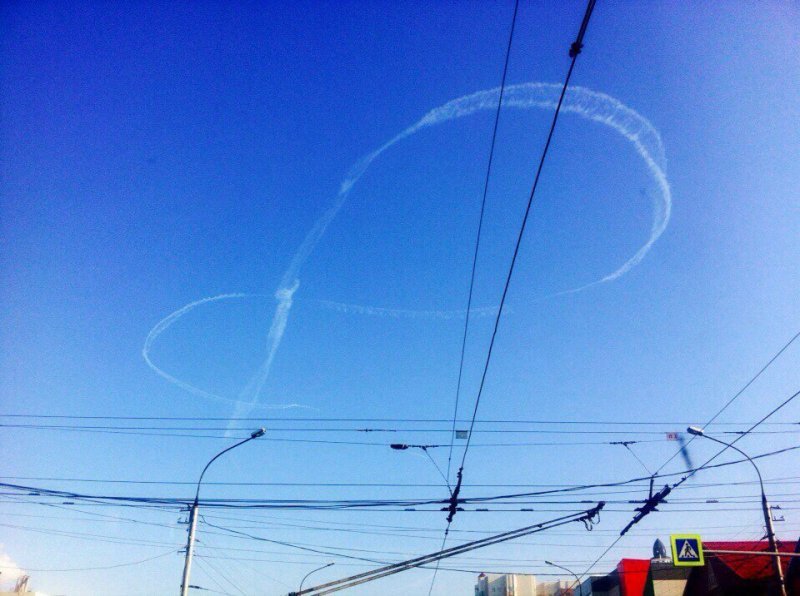 Самолет нарисовал восьмерку в небе над Новосибирском