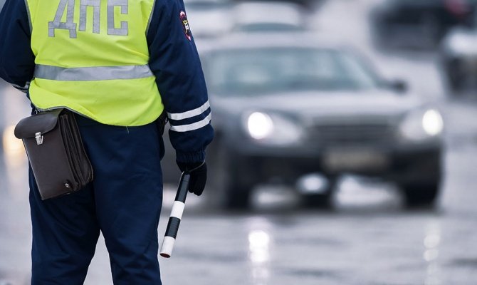 Инспектор ДПС ударил автомобилиста в Новосибирске