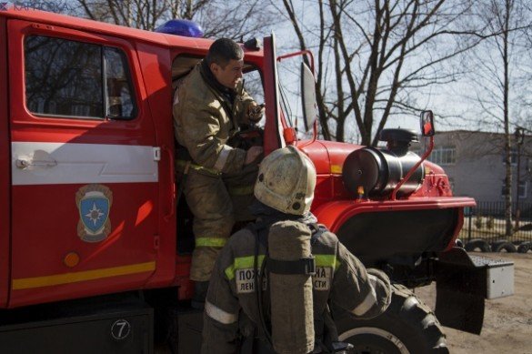 Пожарные спасли 30 человек из опасно задымленного подъезда