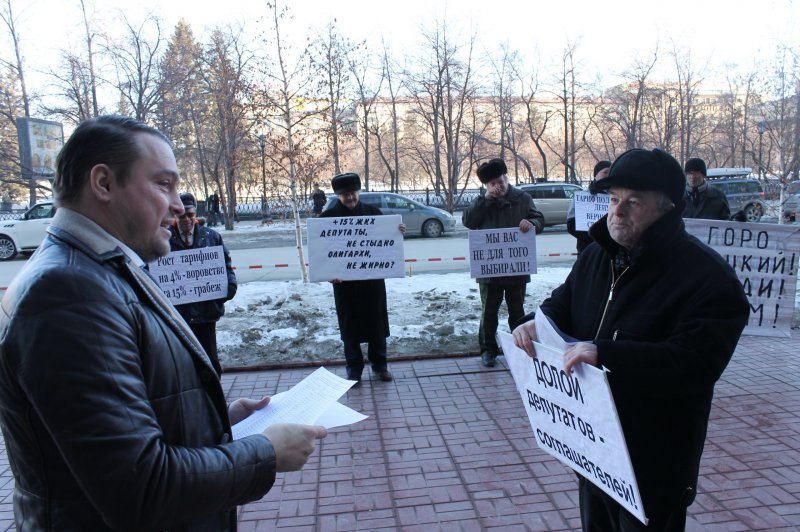 Пенсионеры вышли с плакатами к мэрии Новосибирска