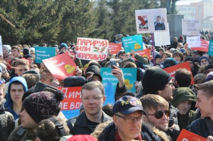 3000 на пятачке: мэрия «сплотила» протестующих новосибирцев