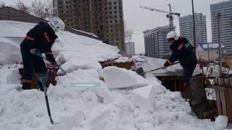 Снег с крыши завалил вход дома в Новосибирске