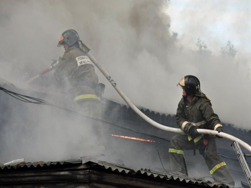 Четверых детей спасли из горящего дома