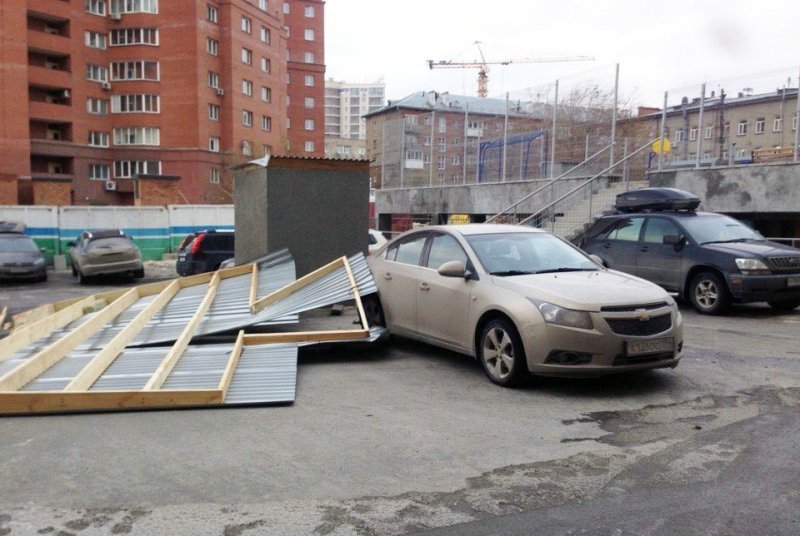 Сносит крыши: Новосибирск переживает разгул стихии