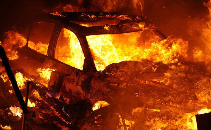 Три автомобиля сгорели от одной искры