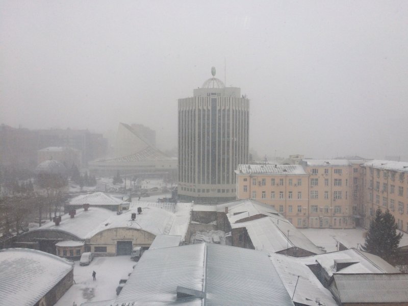 Новосибирск накрыло весенним снегопадом