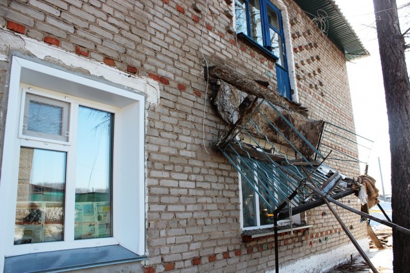 Балкон рухнул вместе с пенсионеркой в Новосибирской области
