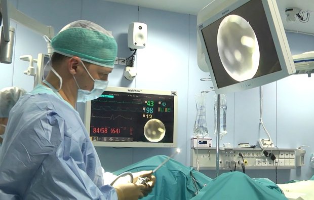 Новосибирские врачи удалили сложную опухоль новым способом