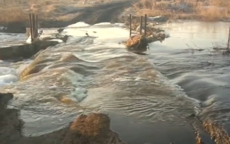 Паводок затопил дамбу под Новосибирском