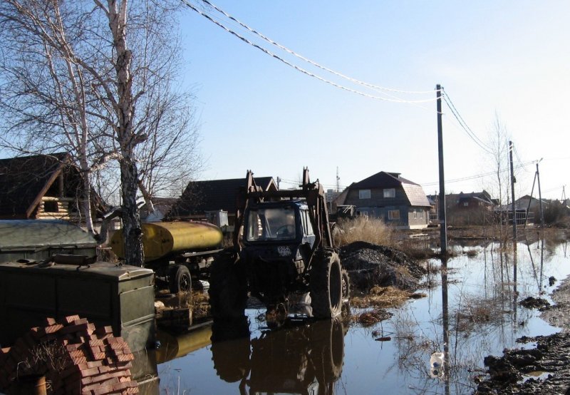 Спасатели откачивают воду из затопленного поселка в Оби