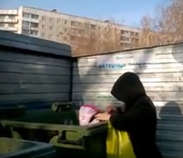 Женщина оставила плачущую девочку в мусорном контейнере