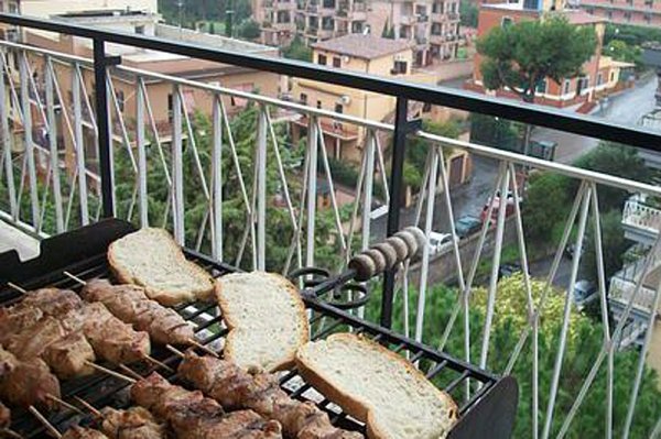 Новосибирцы жарят шашлыки на балконах