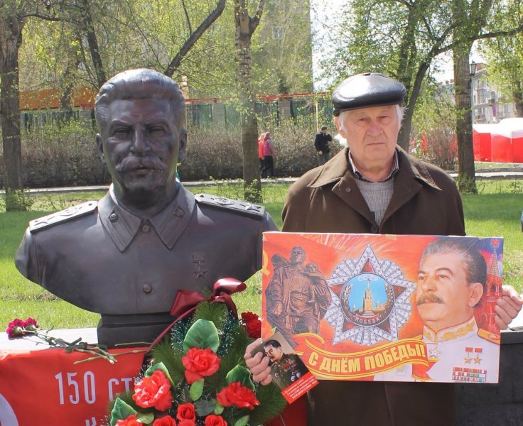Активисты выставили бюст Сталина у «Монумента Славы»