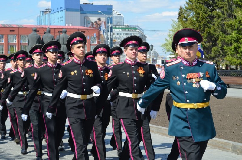 Кадеты прошли маршем по центру Новосибирска