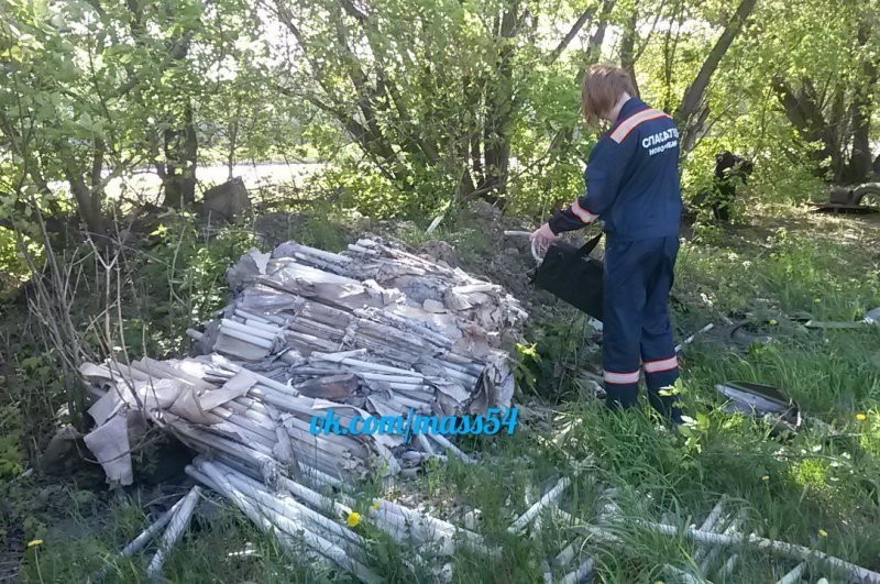 Опасные ртутные лампы бросили на пустыре