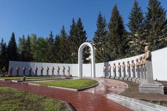 Новый мемориал выпускникам НВВКУ открыли в Новосибирске
