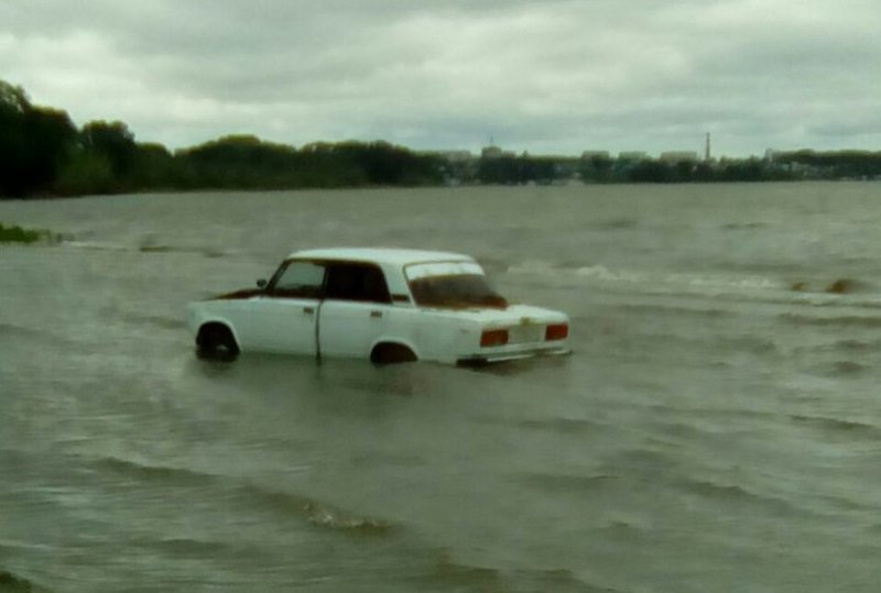 Брошенный автомобиль нашли в водах Обского моря