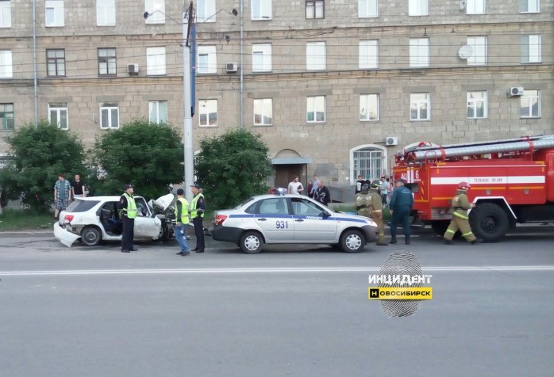 Три человека погибли во влетевшей в столб иномарке