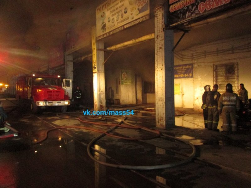 Пожарные всю ночь тушили склад в «Левобережном»