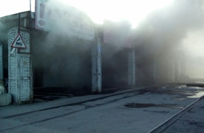 Пожарные вскрыли крышу горящего склада в «Левобережном»