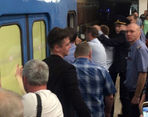 Пассажирам пришлось толкать сломавшийся поезд в метро