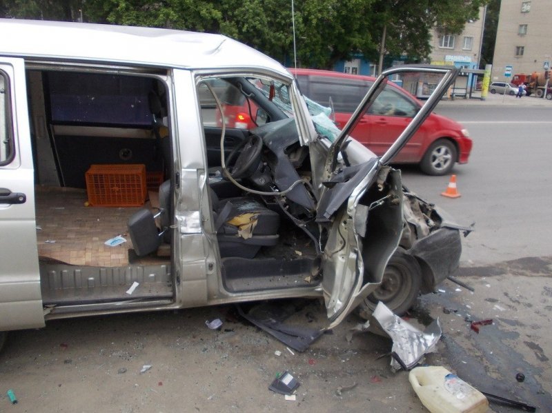 Водитель минивэна погиб в ДТП с припаркованным автомобилем
