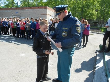 Школьник спас себя и сестру от огня