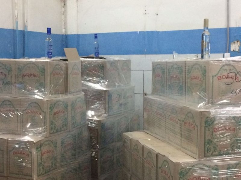 Тысячи бутылок поддельной водки изъяли под Новосибирском