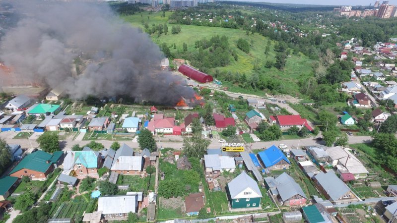 Дым от крупного пожара поднялся над Новосибирском