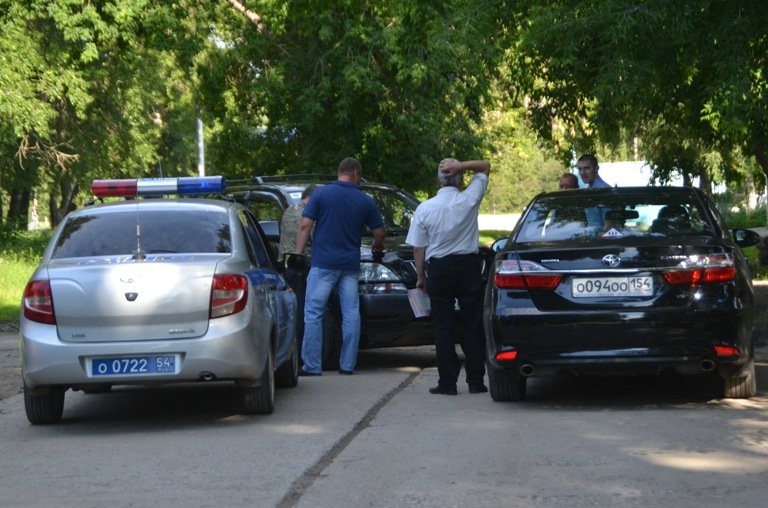 Автомобиль мэра Бердска попал в ДТП у здания муниципалитета