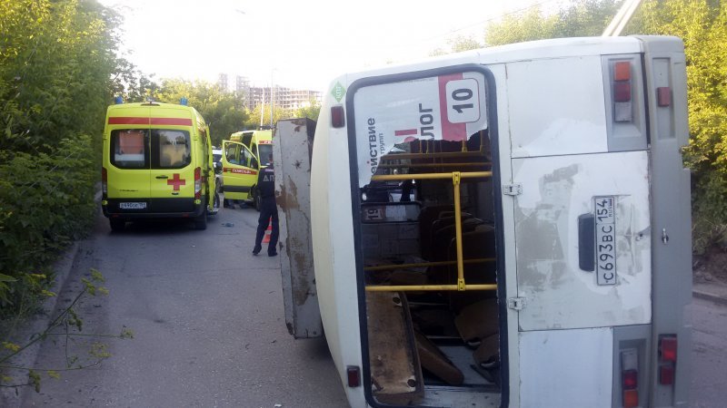 Автобус с пассажирами опрокинулся в Новосибирске